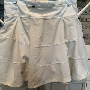 Lululemon white skirt; great condition no tags. Size 0- 2 Tall